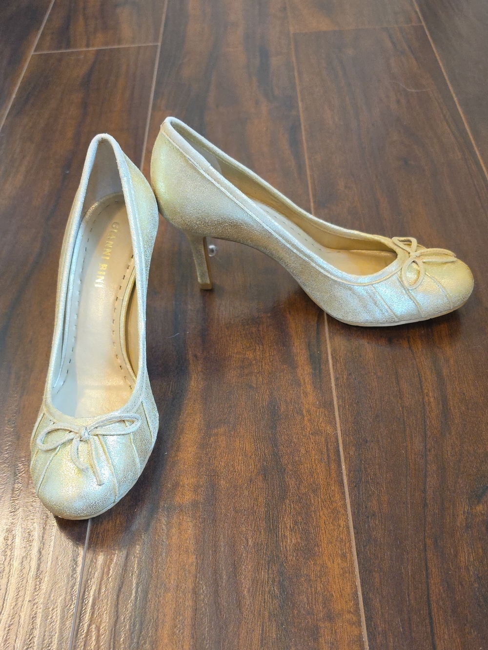 NWOT Gianni Bini Shimmery Gold Bow Stiletto Pumps